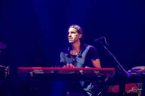 Mikel Paris playing keyboards